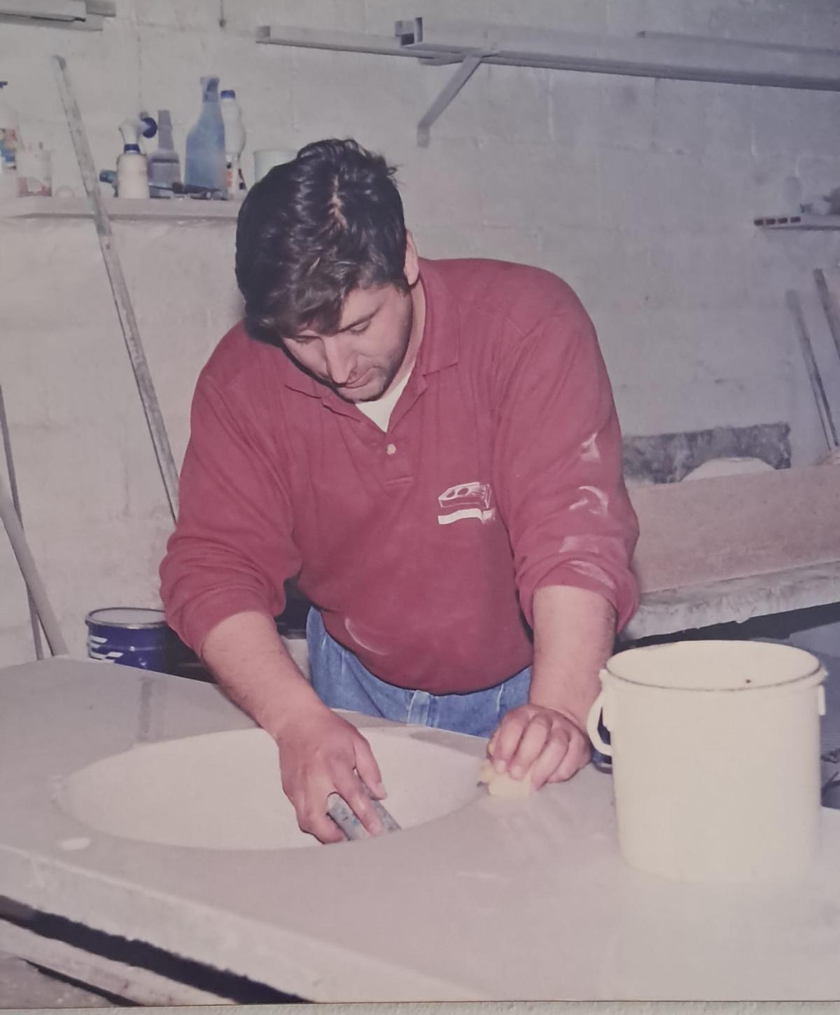 Joan Oliver es Maestro Artesano en la especialidad de Enmoldador de piedra artificial y en la de picapedrer.