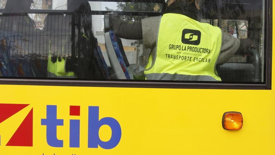 Un autobús de transporte escolar