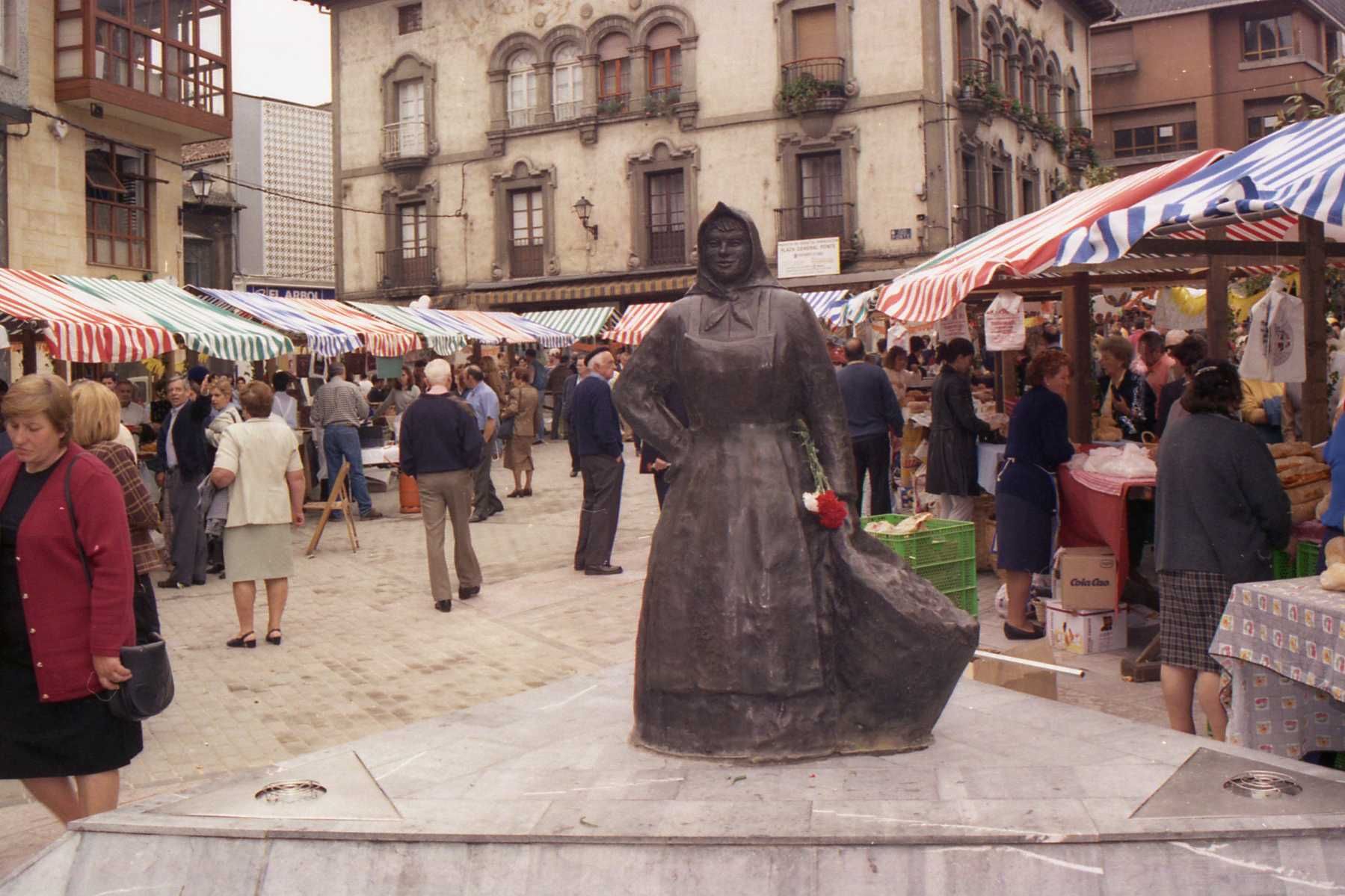 Bodas de plata de "La Muyerina" de Grado: historia en imágenes de la popular escultura