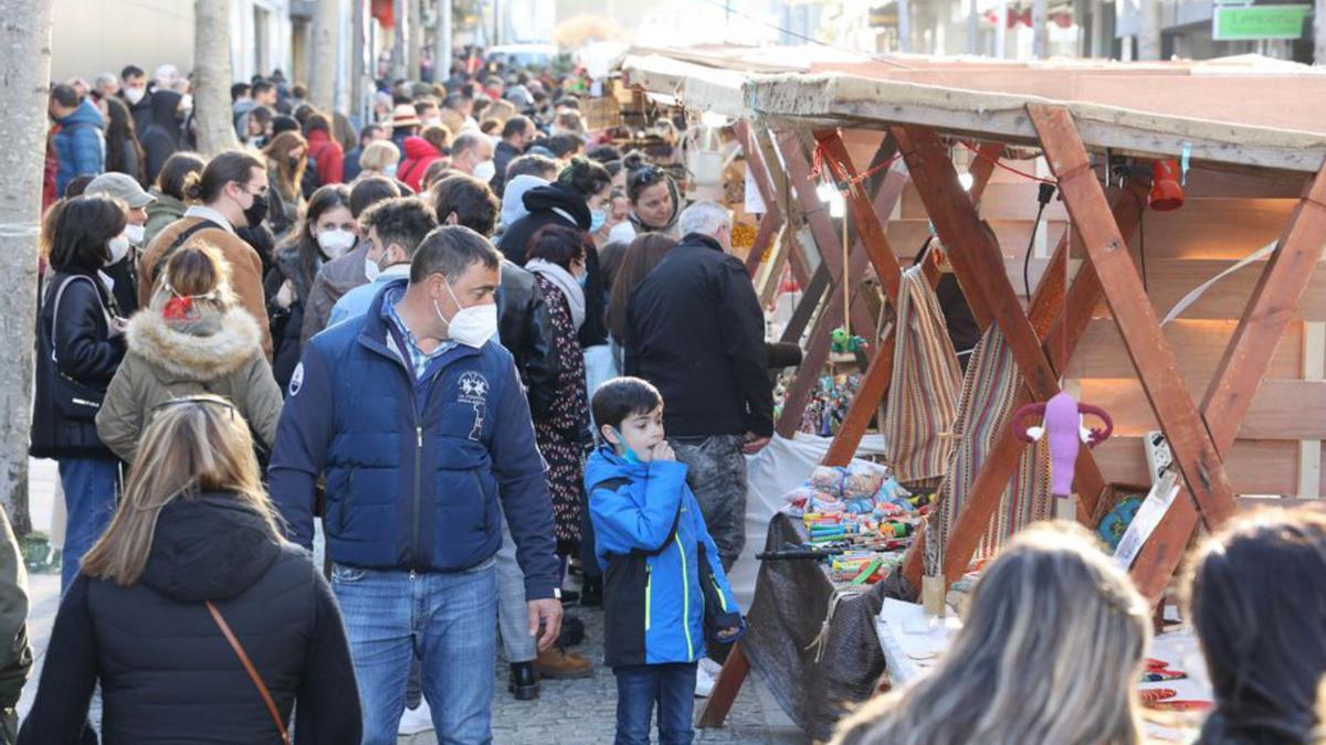 El mercado de artesanía, a tope.   | // ALBA VILLAR 