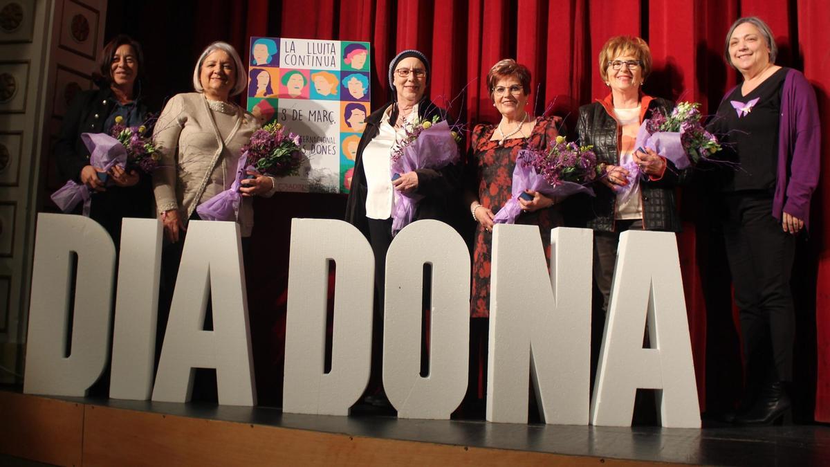 Las cinco mujeres homenajeadas en Nules, junto a la concejala del área.