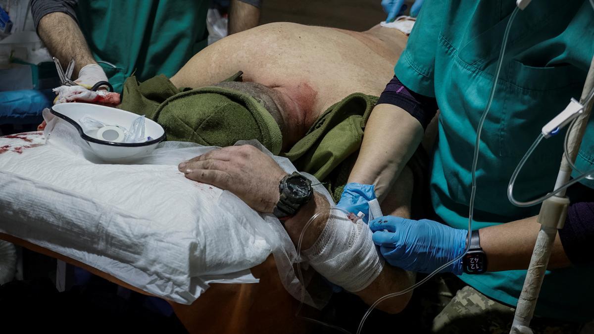 Curas a soldados ucranianos heridos en un centro médico en Donetsk