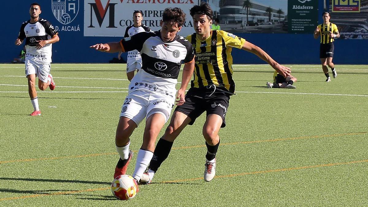 El delantero del Caudal Jairo Cárcaba presiona a Sotero, del Atlético Central