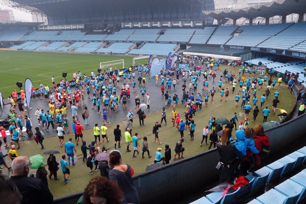 Pequeños y mayores disfrutaron en el entorno del estadio de Balaídos de una de las carreras populares más queridas del calendario vigués.