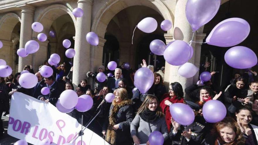 Lectura de un manifiesto en el Ayuntamiento de León con motivo del Día Internacional de la Mujer. Foto Ical