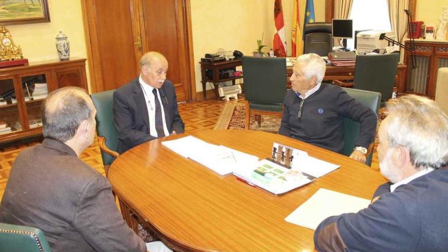 Un momento de la reunión mantenida por Jerónimo García Bermejo con representantes de Faveza.