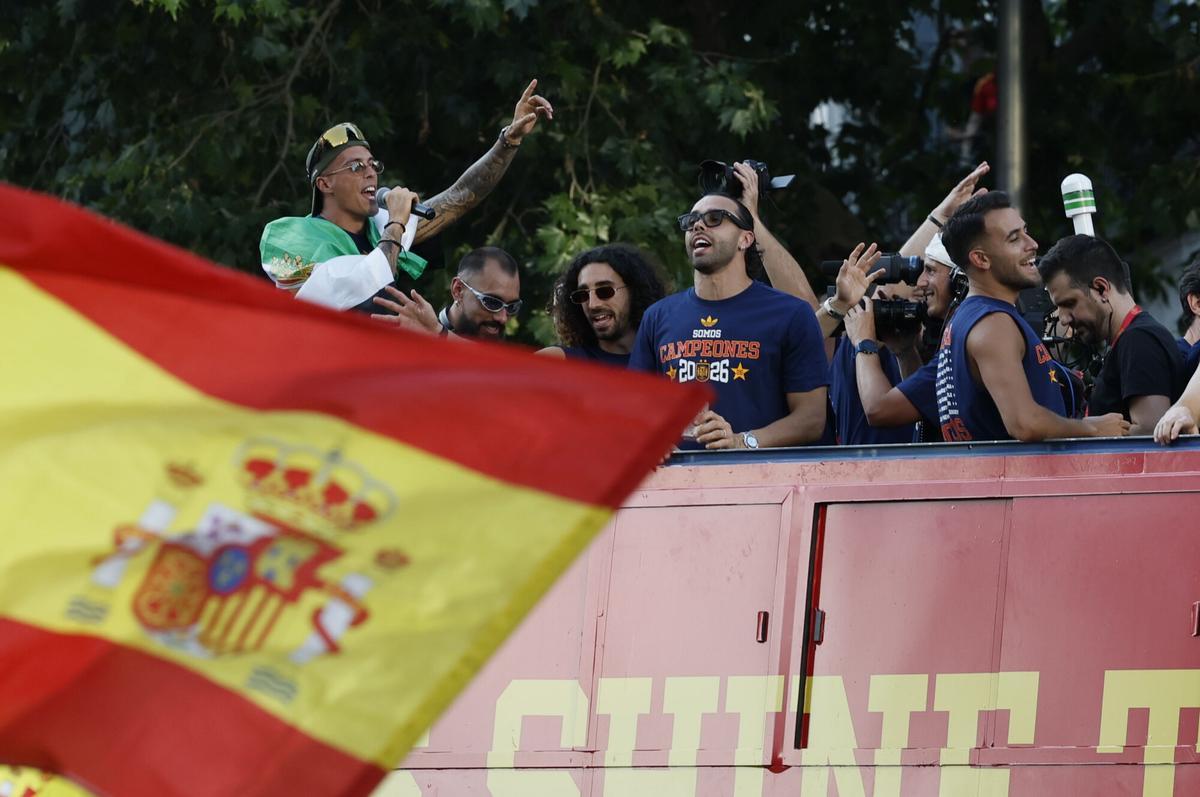 Pedro Porro, Borja Iglesias, Marc Cucurella, David Raya y Eric García a su paso por la calle Princesa de Madrid