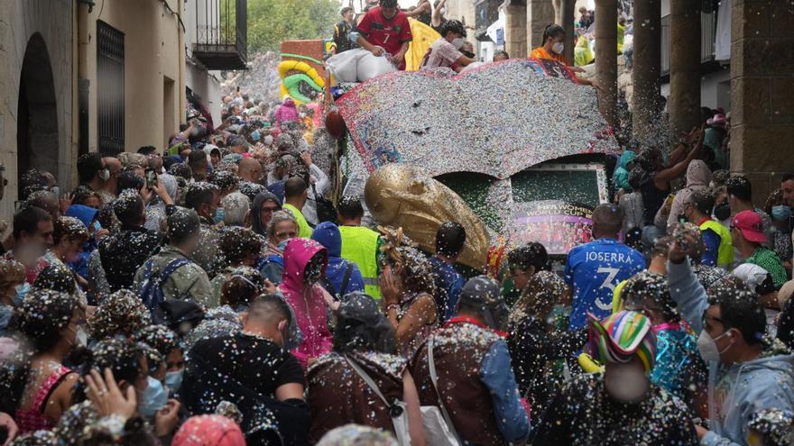 Miles de personas llenaron las calles de Morella para vivir de lleno una auténtica batalla de confeti, a la que no faltó el alcalde Bernabé Sangüesa. | GABRIEL UTIEL