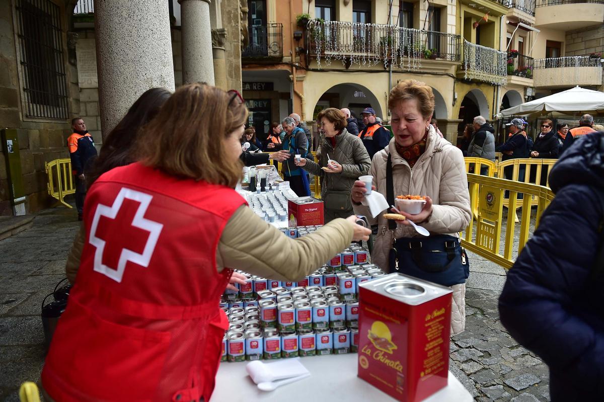 Reparto de latas de pimentón en Plasencia, por San Fulgencio.