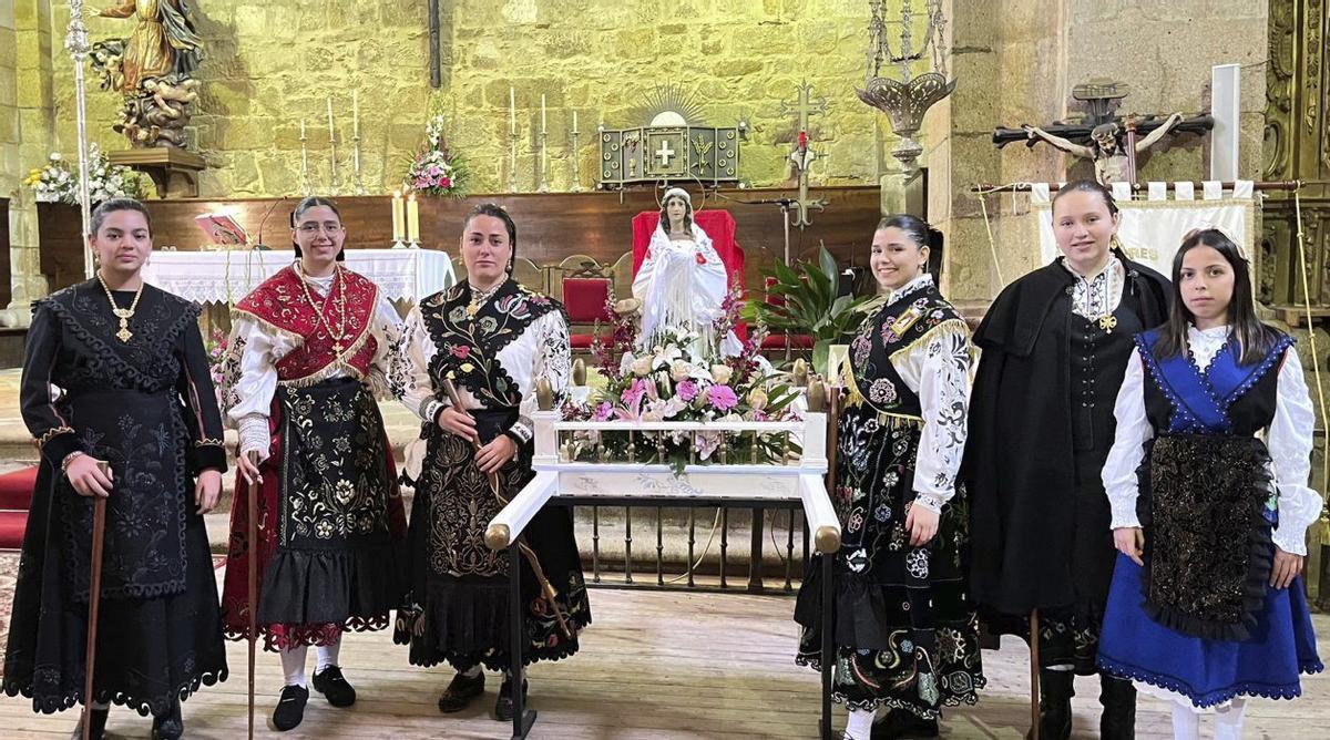Águedas de Fermoselle junto a la imagen.