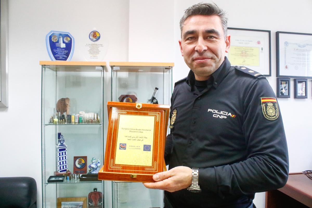 El inspector jefe de Vilagarcía, con la distinción recibida en Libia.