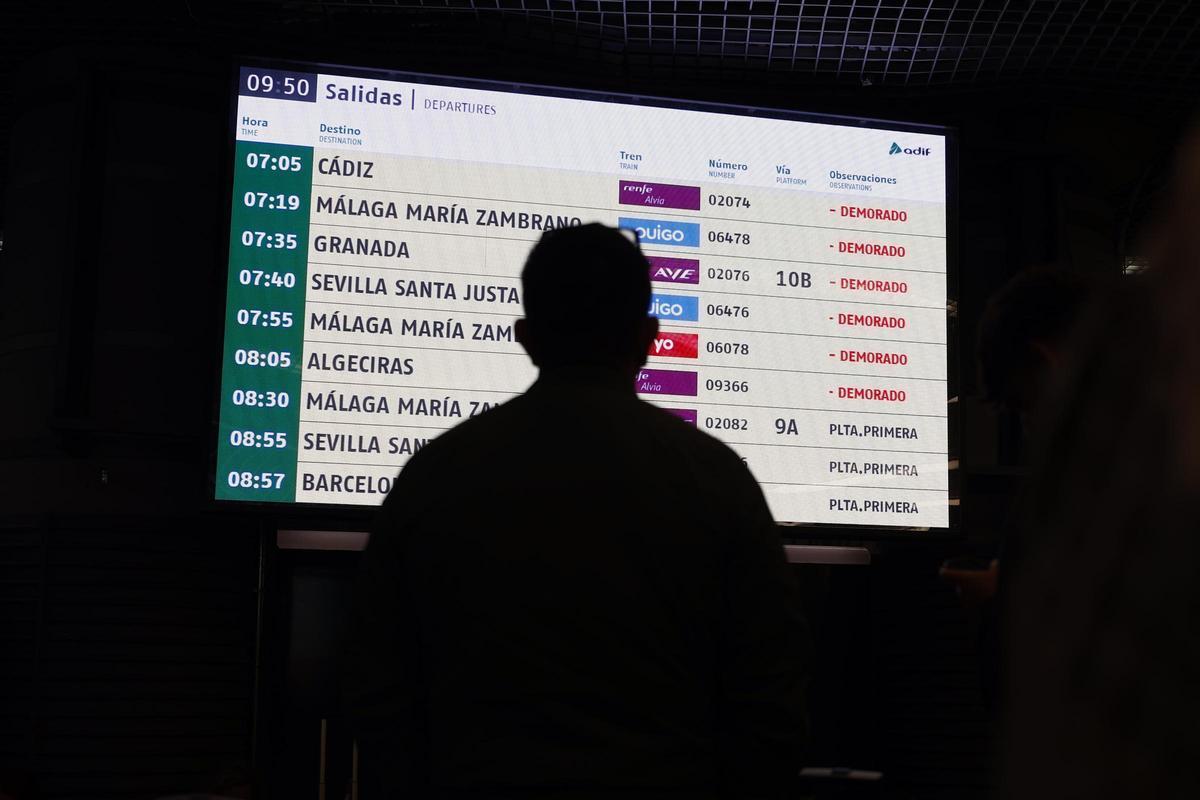 Colas y desconcierto en Atocha tras el robo de cable en la línea de alta velocidad Madrid-Andalucía