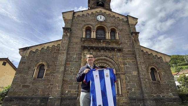 El párroco Alfonso Abel Vázquez, capellán del Avilés, ayer, en la iglesia de Ujo. | J.V.