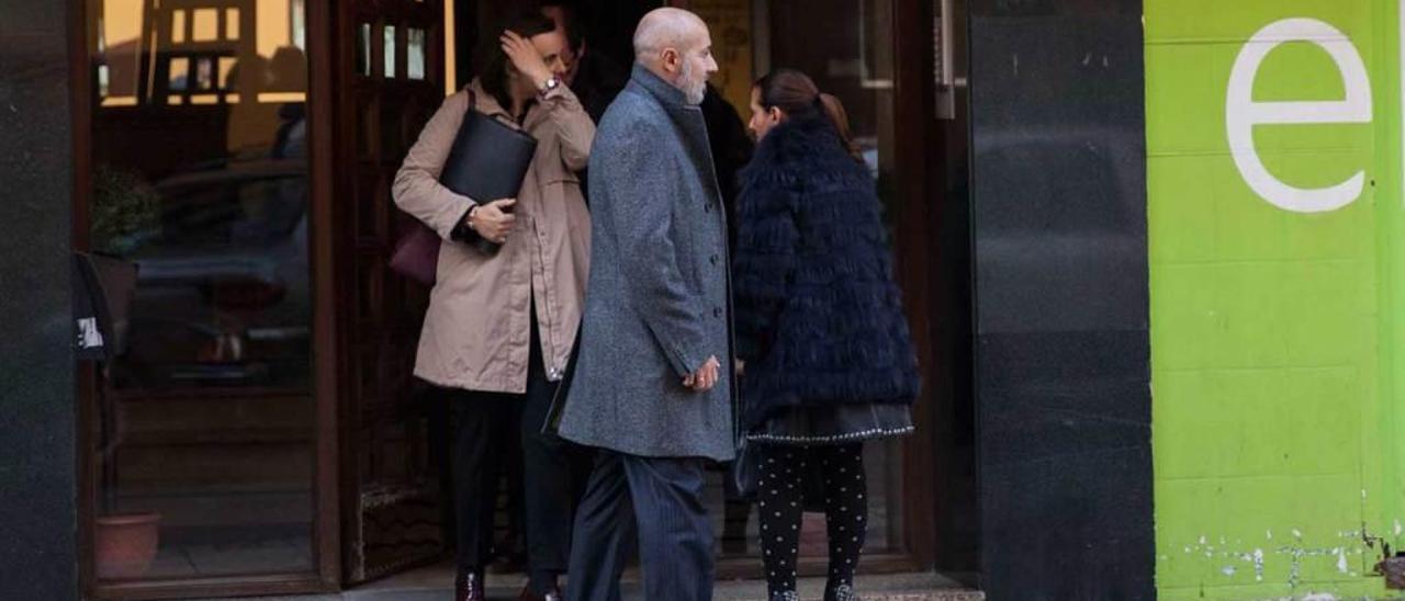 Daniel García Becerril y su hermana Elena (de espalda), a la salida del edificio donde se celebró ayer la junta de accionistas de Coavisa.