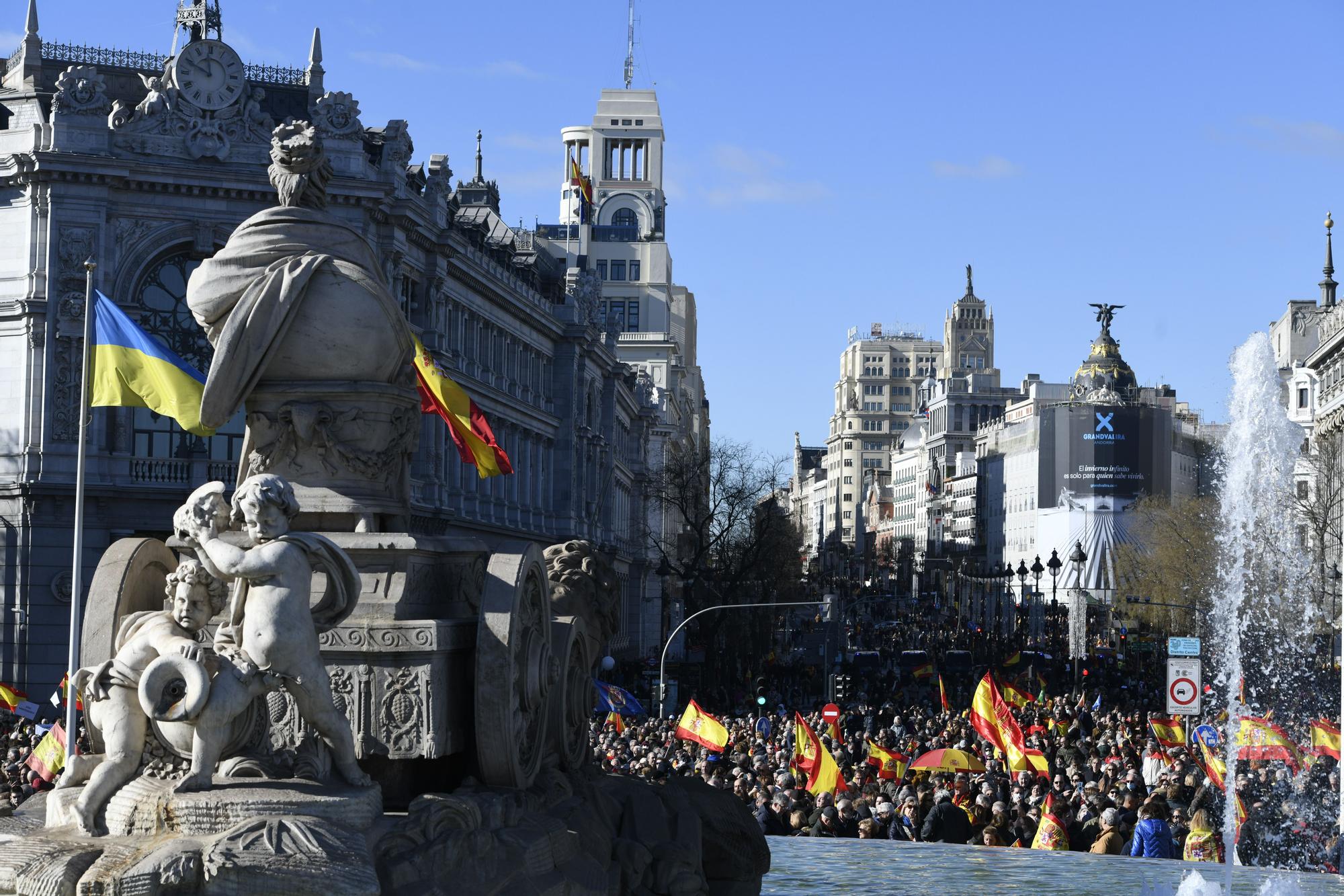 Miles de personas llenan Cibeles contra la política de Sánchez