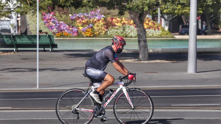 Un ciclista con mascarilla, ayer en la avenida marítima de Santa Cruz de Tenerife.