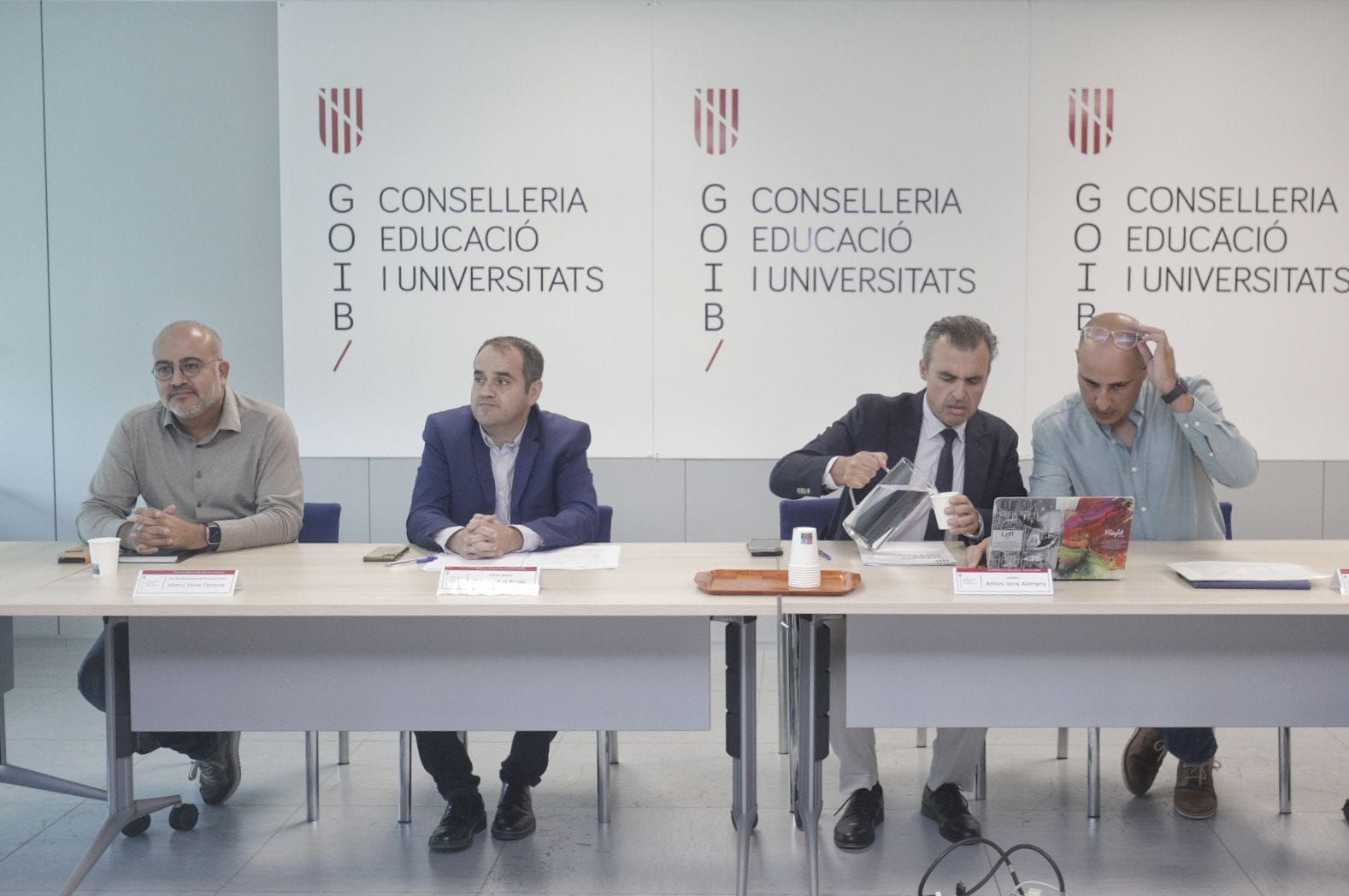 Los responsables de los sindicatos ANPE, UOB, UGT Y CCOO durante la reunión con el conseller de Educación.