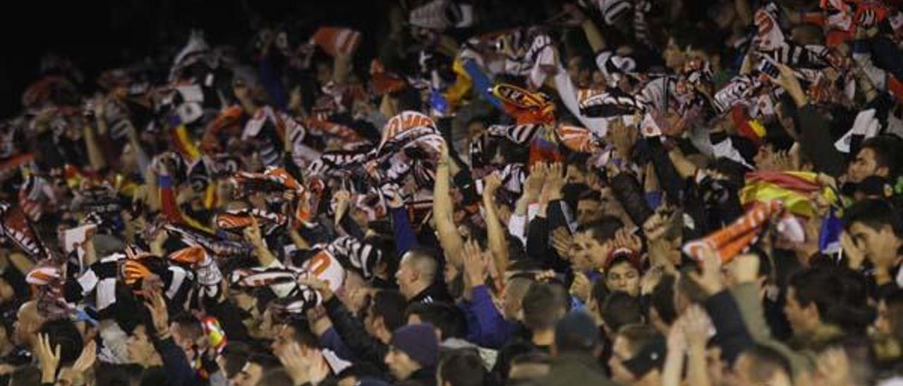 Los aficionados de la Curva Nord, el pasado sábado mientras animaban al Valencia. SD /F. Calabuig