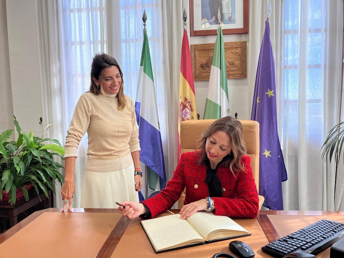 Patricia Navarro firma en el libro de autoridades del Ayuntamiento de Mijas.