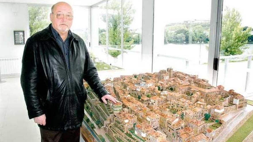 José Clotet junto a la maqueta de Tui. Abajo, la zona antigua de Valença do Minho.