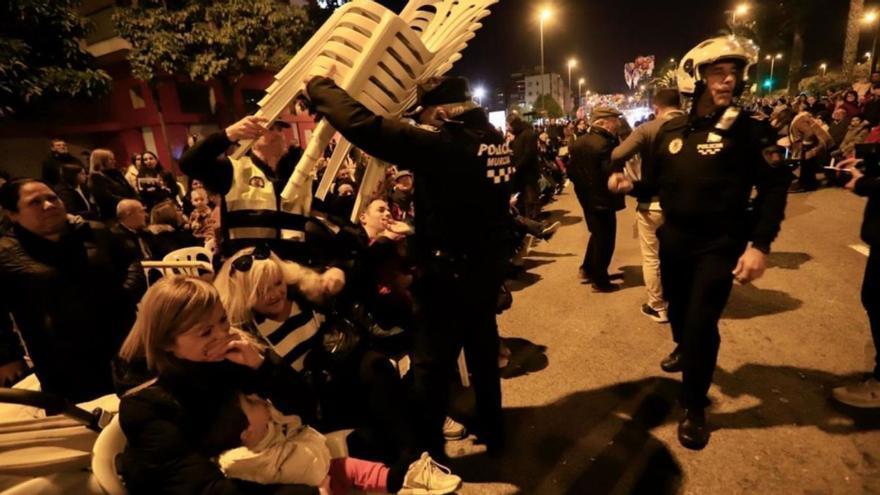 El Ayuntamiento de Murcia tira la toalla y pasa la pelota de las sillas a cofrades y sardineros