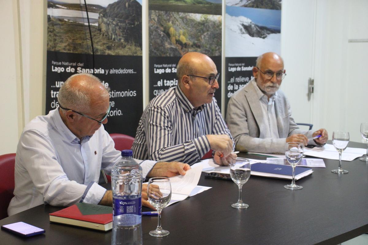 El delegado territorial de la Junta, Fernando Prada, en la reunión del Patronato del Lago de Sanabria y Sierras Segundera y de Porto.