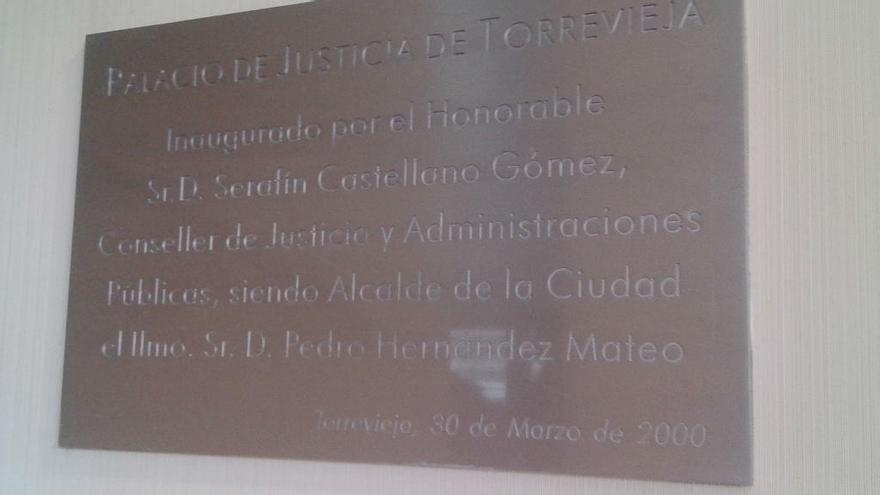 Imagen de la placa inaugural del Palacio de Justicia de Torrevieja que la propia Generalitat que exige la retirada metomas no ha quitado