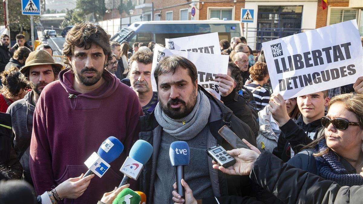 El alcalde de Celrà, Dani Cornellà, atiende a los medios en presencia del alcalde de Verges, Ignasi Sabater.