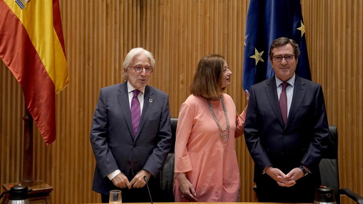 El presidente de Foment del Treball, Josep Sánchez Llibre, la presidenta del Congreso, Francina Armengol, y el presidente de CEOE, Antonio Garamendi, en el acto conmemorativo del 50º aniversario de la transición democrática.