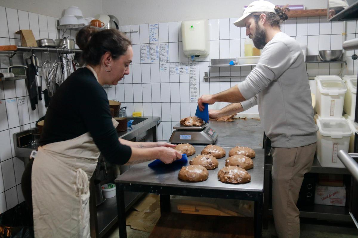 Los pasteleros en en exitoso obrador de Beget.