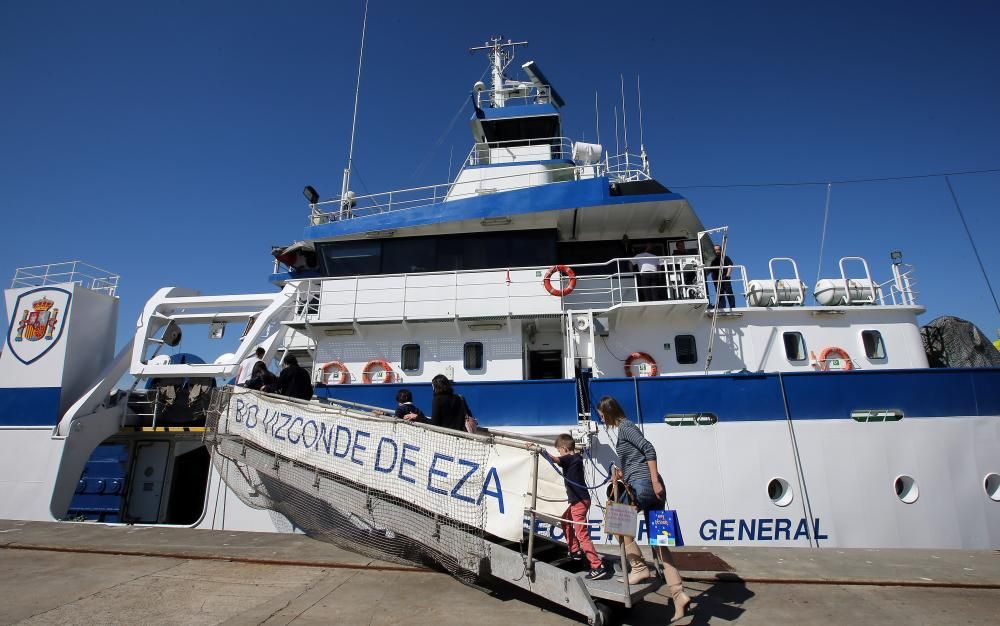 Decenas de curiosos visitaron los dos oceanográficos en Vigo // Marta G.Brea