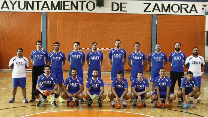 Edu García Valiente y Leo Álvarez posan con los jugadores del MMT Seguros que se entrenaron ayer en el Ángel Nieto durante la segunda sesión de la pretemporada.