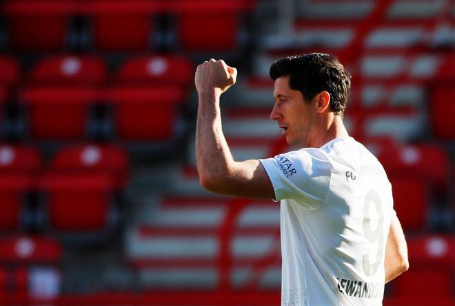 El delantero polaco del Bayern Múnich Robert Lewandowski celebra el gol conseguido desde el punto de penalti