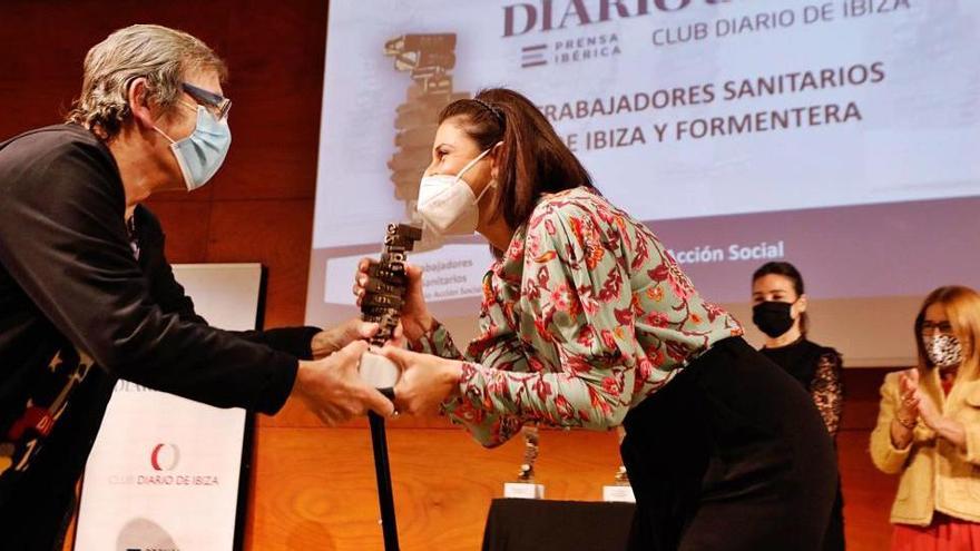 El paciente y la doctora. Christian Radtke, que se casó en marzo con su pareja Liane Palmer en la Policlínica, donde ambos estaban ingresados por el coronavirus, entrega a la doctora Asunción Pablos, en un emotivo momento de la gala, el galardón que reconoce el trabajo del personal de la sanidad pública y privada en las Pitiusas durante la pandemia.