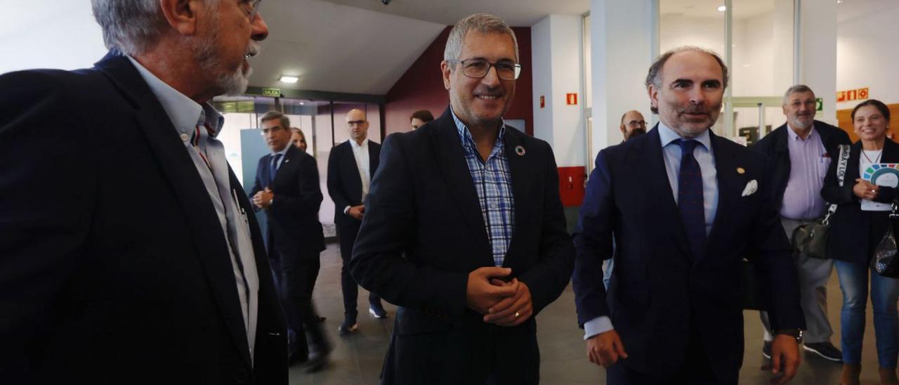 Por la izquierda, Jorge Marquínez, Hugo Morán e Ignacio Villaverde, ayer, en el campus de Mieres. | Miki López