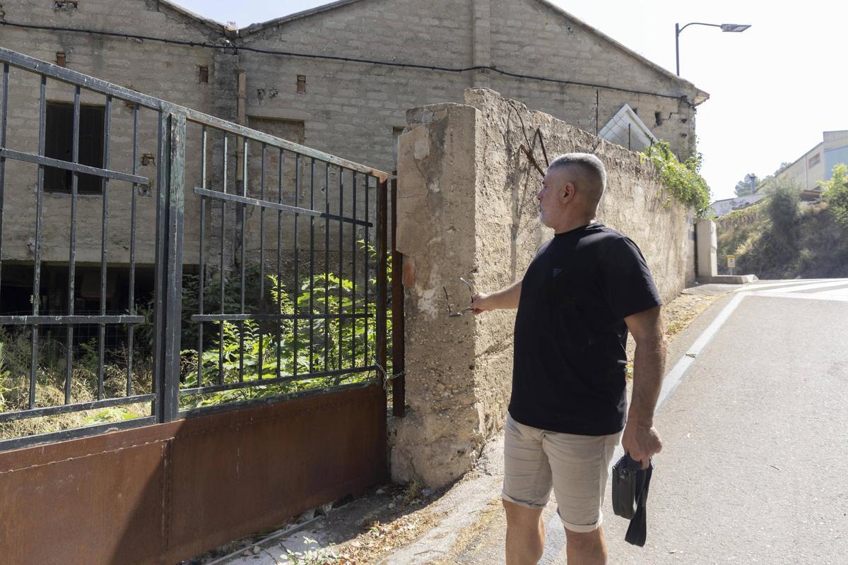 El pintor setabense Miguel Soro junto a una de las puertas de la antigua fábrica que albergará su taller.
