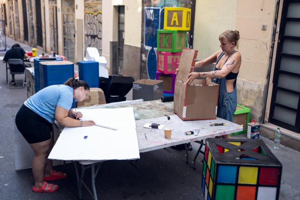 Vecinos utilizan ejemplares de El Periódico como parte de la decoración de la calle Mozart durante los preparativos de la Festa Major de Gràcia. Vecinos utilizan ejemplares de El Periódico como parte de la decoración de la calle Mozart durante los preparativos de la Festa Major de Gràcia.