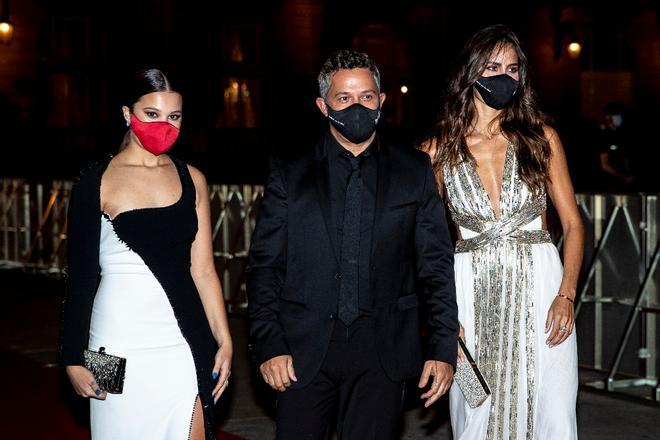 Manuela Sanz, Alejandro Sanz y Rachel Valdés en la premiére de 'El verano que vivimos'