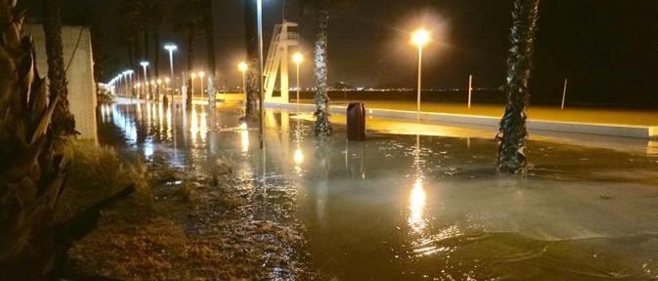 El paseo inundado tras la tormenta.