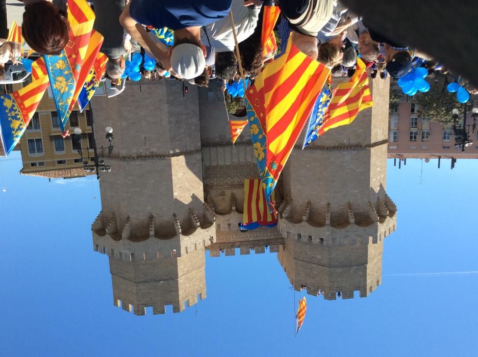 Reivindicación de Som Valencians ante las Torres de Serranos