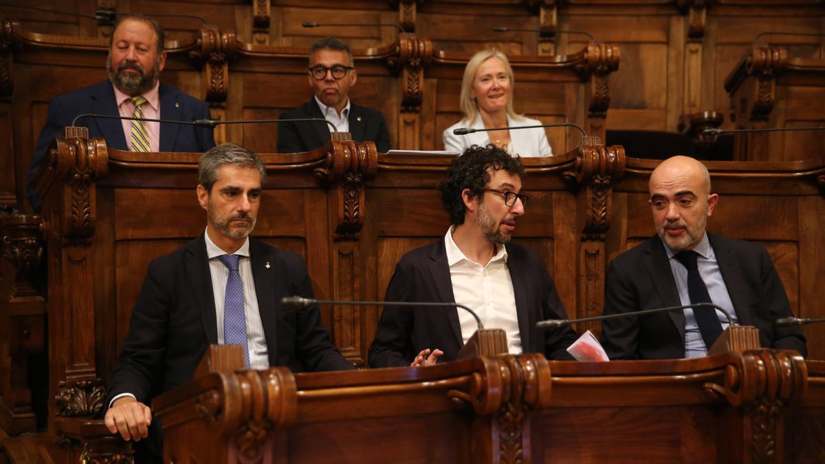 Los ediles de Vox y PP en el primer pleno del Ayuntamiento de Barcelona del mandato 2023-2026