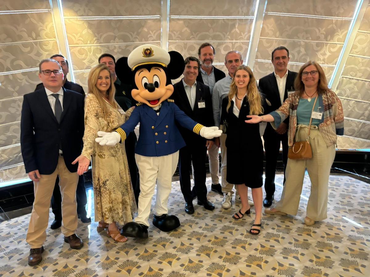 Mickey Mouse con miembros de la tripulación durante la recepción a autoridades.