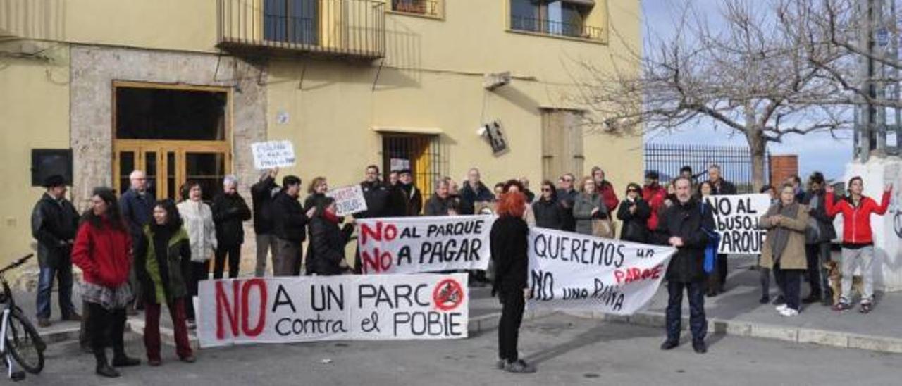 Alumnos del colegio de las monjas de Godella salen por una puerta trasera para evitar las protestas