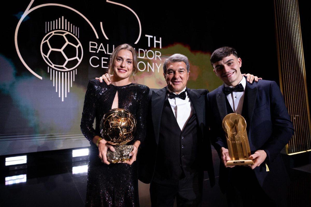 Pedri, con Alexia Putellas y Joan Laporta en la gala del Balón de Oro, tras ganar el trofeo Kopa.