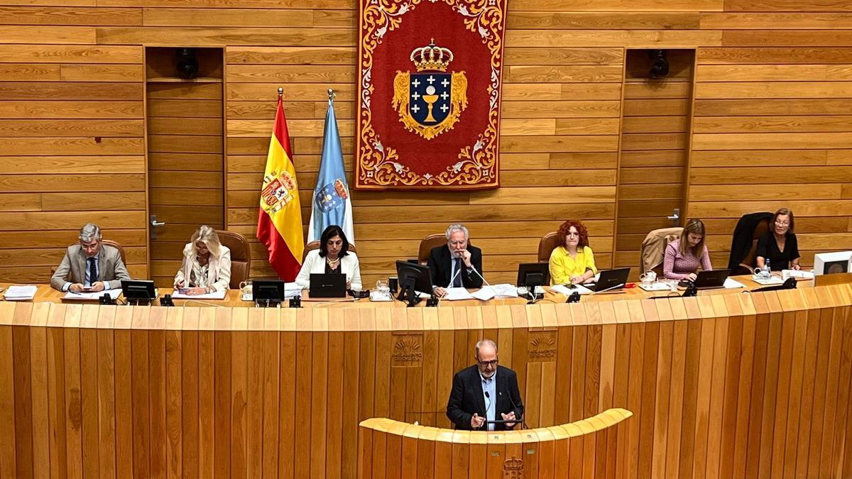 El portavoz de la comision promotora para corregir el himno de Galicia, Manuel Ferreiro, durante su intervención