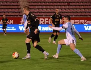 Maceira da la victoria al Compostela con un gol que castiga un resbalón del Arosa (1-0)