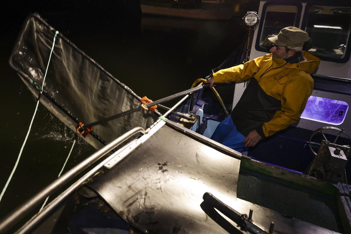 Las solitarias y duras noches de los anguleros de Asturias