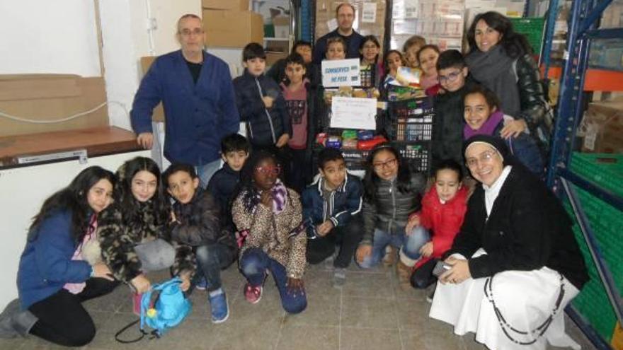 Sor Lucía Caram amb els protagonistes de la iniciativa solidària