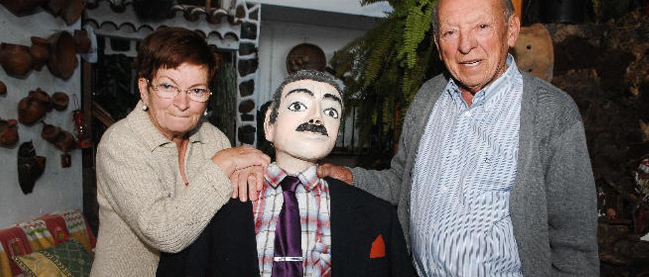 Conchita Ramírez y Juan Ramírez, ayer con el Haragán de Santa Lucía antes de someterlo al proceso.