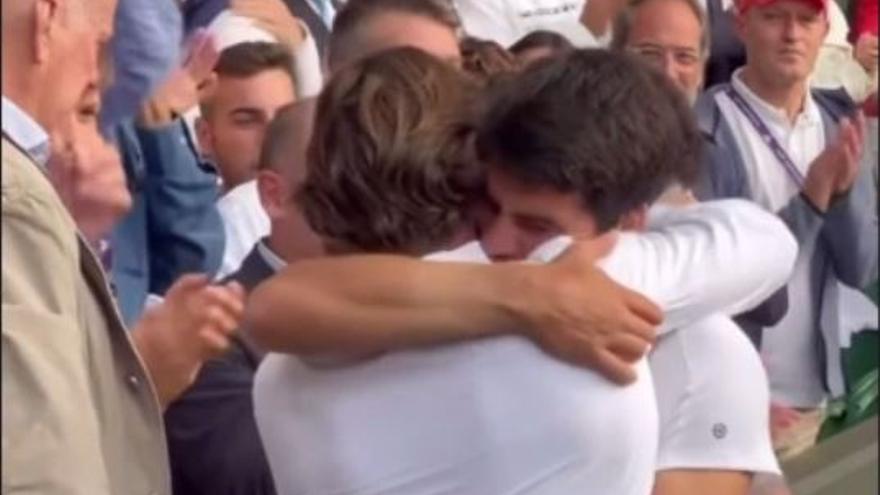 Carlos Alcaraz se funde en un cariñoso abrazo con una persona muy especial en Wimbledon